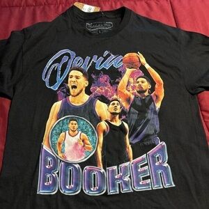 MEN'S MITCHELL & NESS DEVIN BOOKER COLLAGE GRAPHIC T-SHIRT